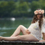 2023 am Alpensee: Unvergessliches Sommer-Babybauch-Fotoshooting